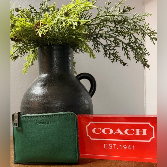 Coach Handbags - Coach L Zip Green Card Case